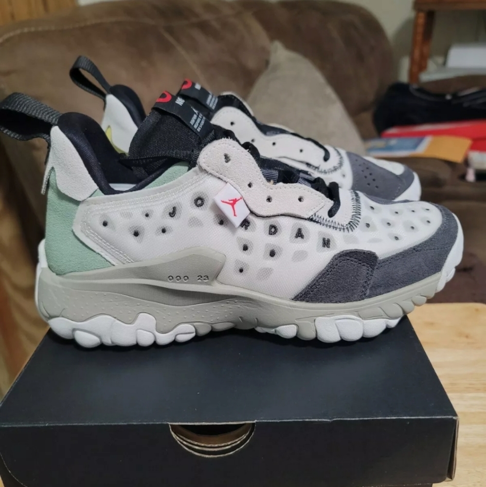 Jordan delta 2 size 6.5Y - Picture 3 of 11